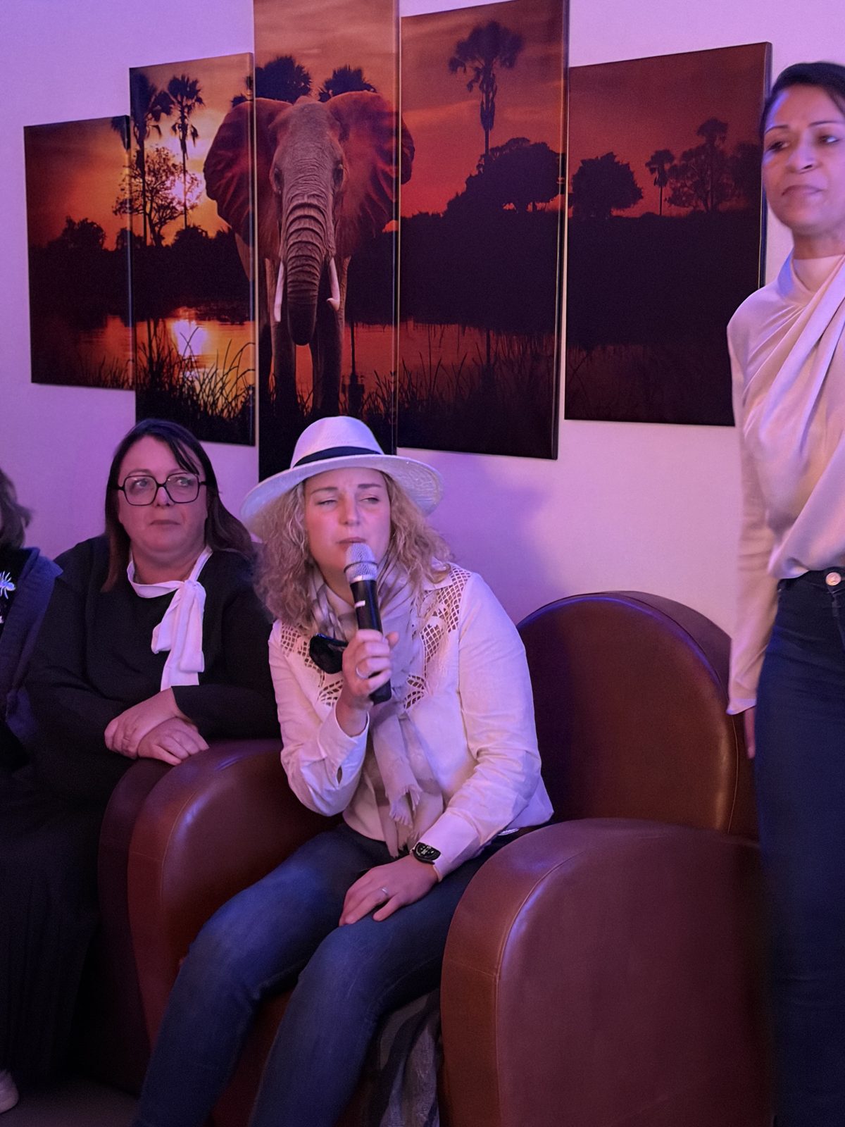 Une chanteuse au micro pendant un EVJF chez Team Square